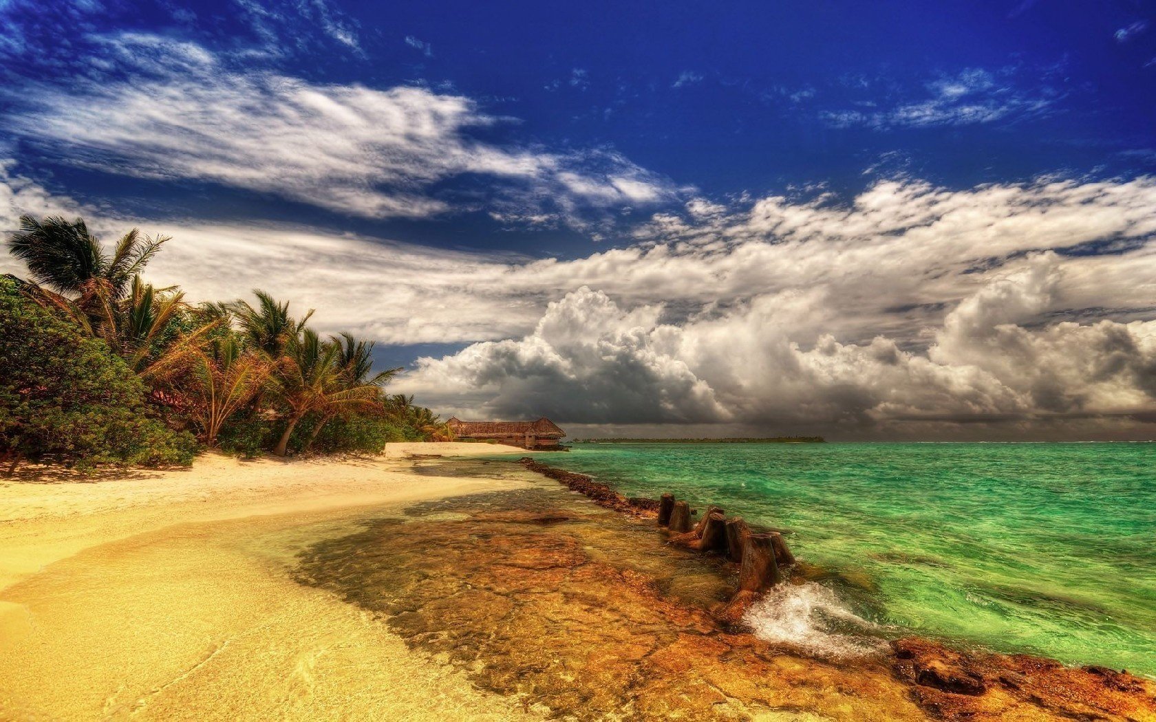 beauté tropicale tempête nuages gris plage eau ciel côte mer île surf été chaleur paradis station balnéaire vacances vacances paysage nature palmiers arbres végétation sable