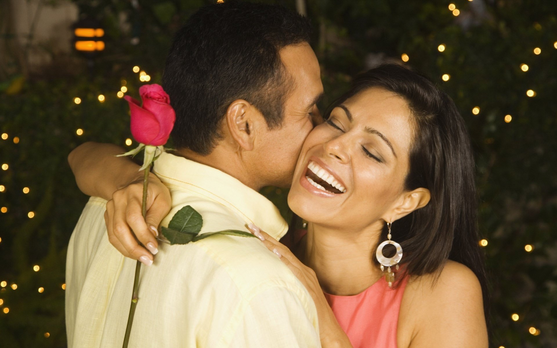 noche romántica sonrisa felicidad es romance ternura pasión sentimientos amor cita reunión amantes pareja hombres mujeres