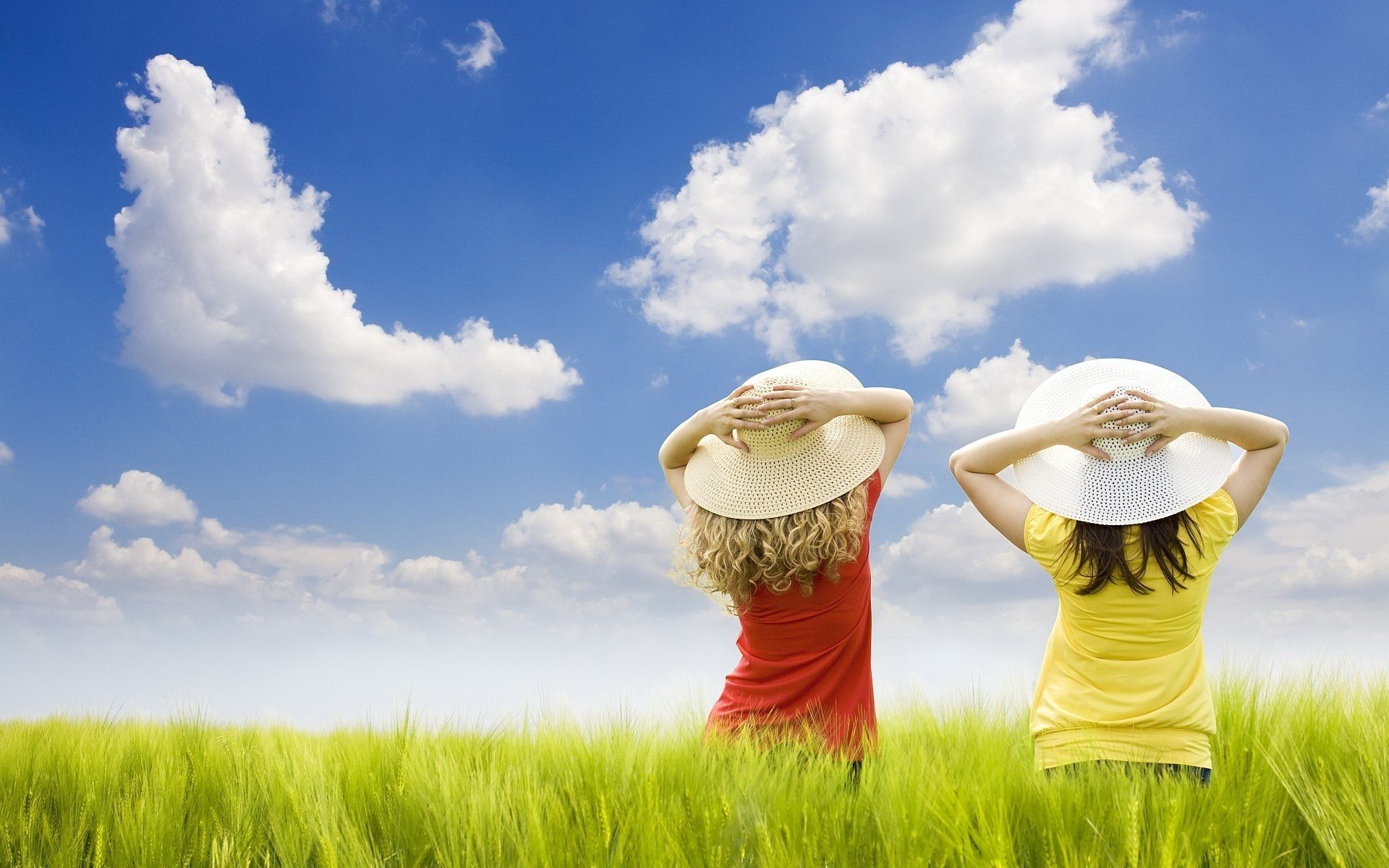 bebés en el campo sombreros de paja hierba verde cielo nubes estado de ánimo niños hierba vegetación verano día sol sombreros sombreros niñas migas