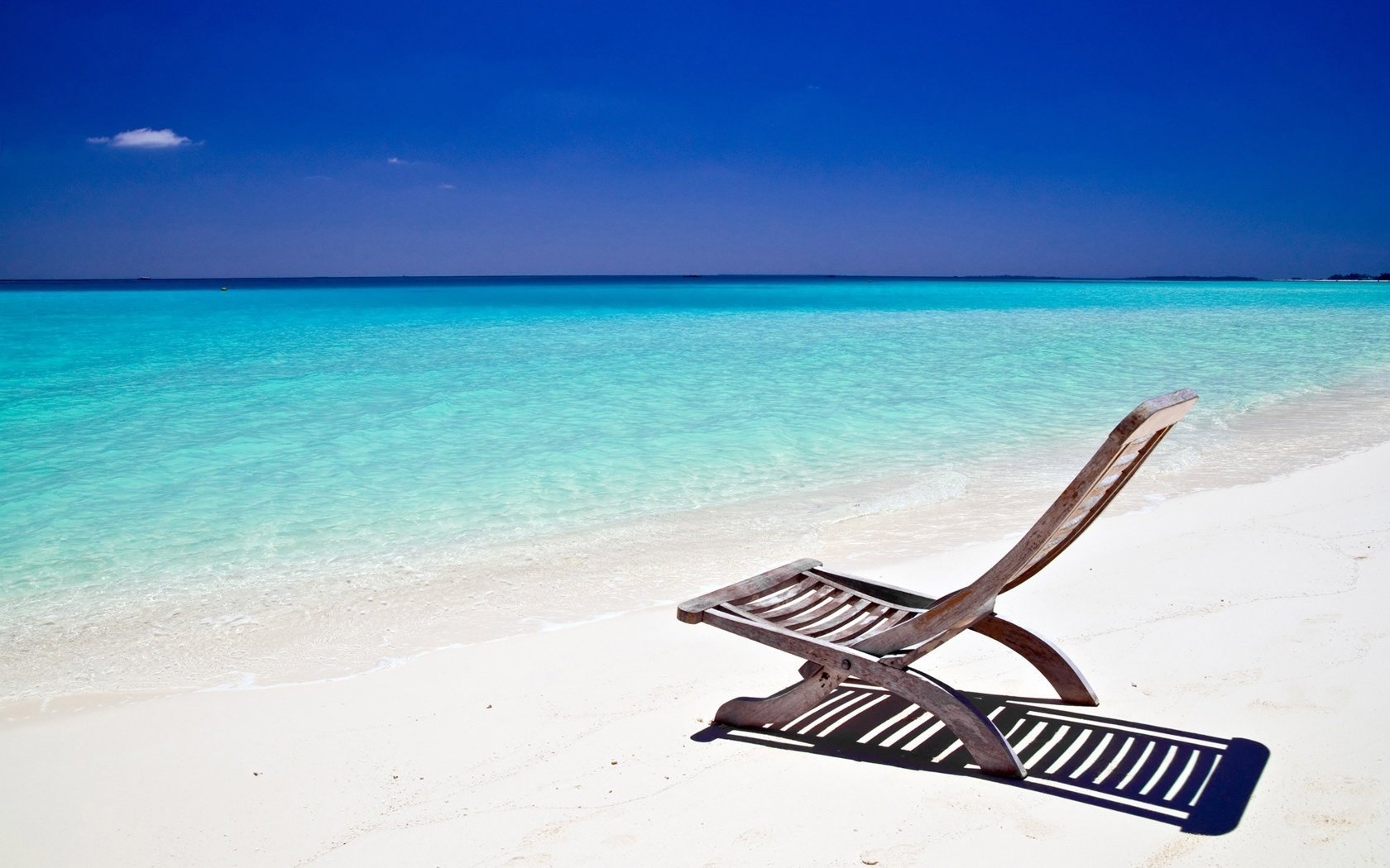 einsame sonnenliege wilder strand dunkler himmel strand himmel wasser ufer sonnenliege ruhe stille gnade glatte oberfläche horizont erholung resort meer côte d azur blauer himmel sand küste