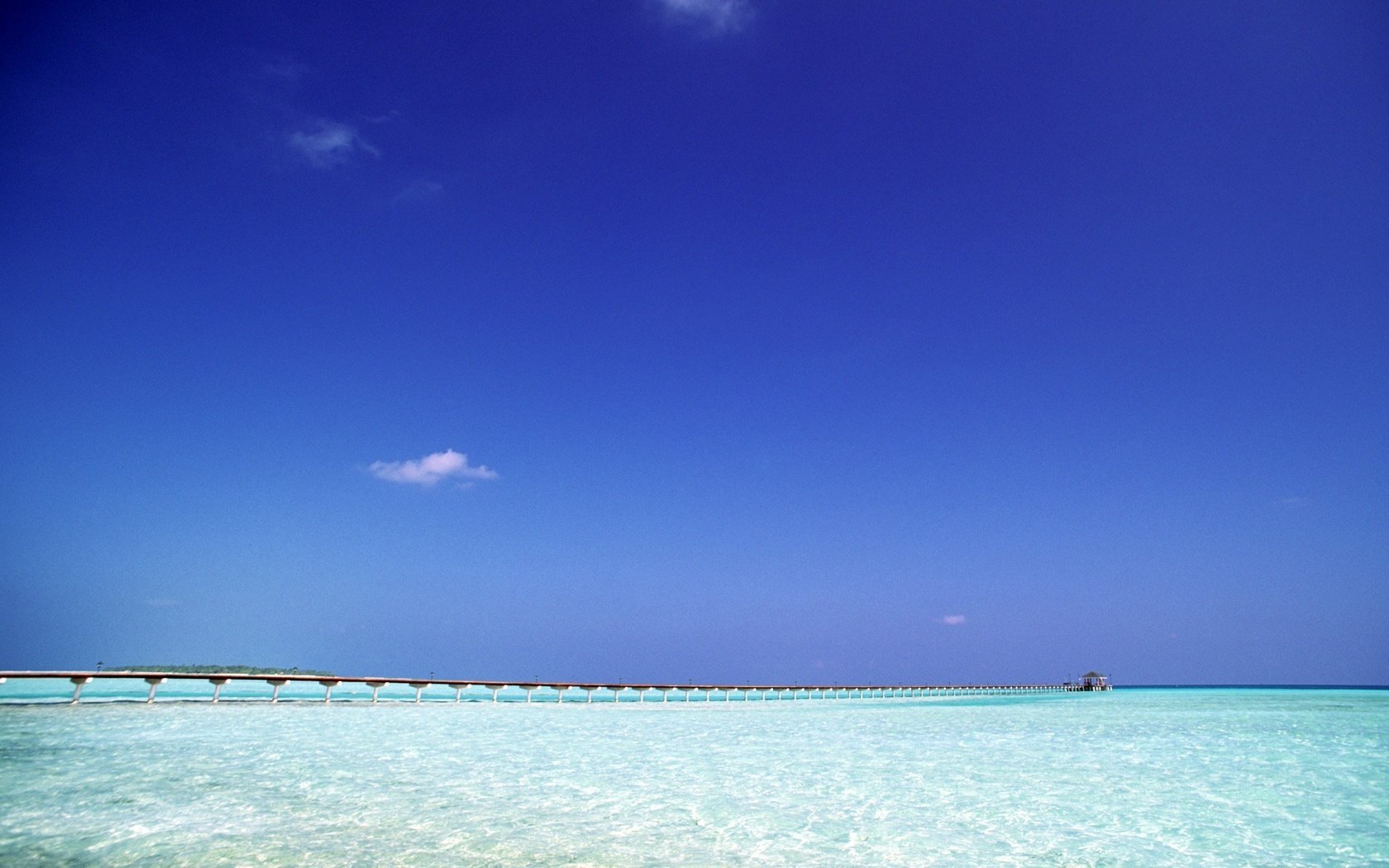 langer weg holzsteg wasser himmel meer ozean natur landschaft blau azurblau sommer hitze erholung paradies wolke weite pier liegeplatz