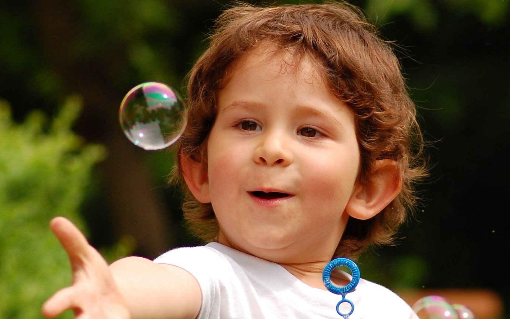 erstauntes gesicht seifenblasen junge porträt blick gesicht augen spiel spaß sommer natur kind junge ball blase welt