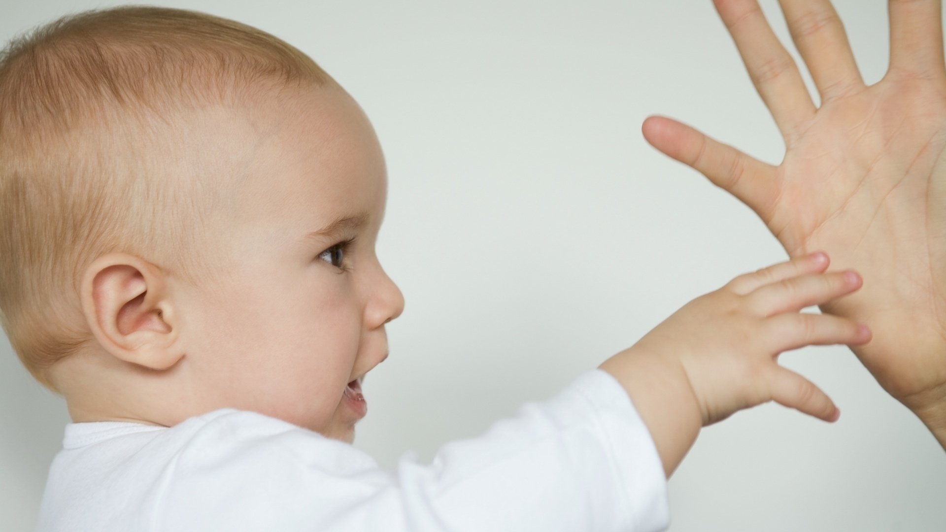 apasionado adulto niño niño retrato mirada ojos cara perfil niño diversión juegos intranquilidad miga palmas asas cabeza