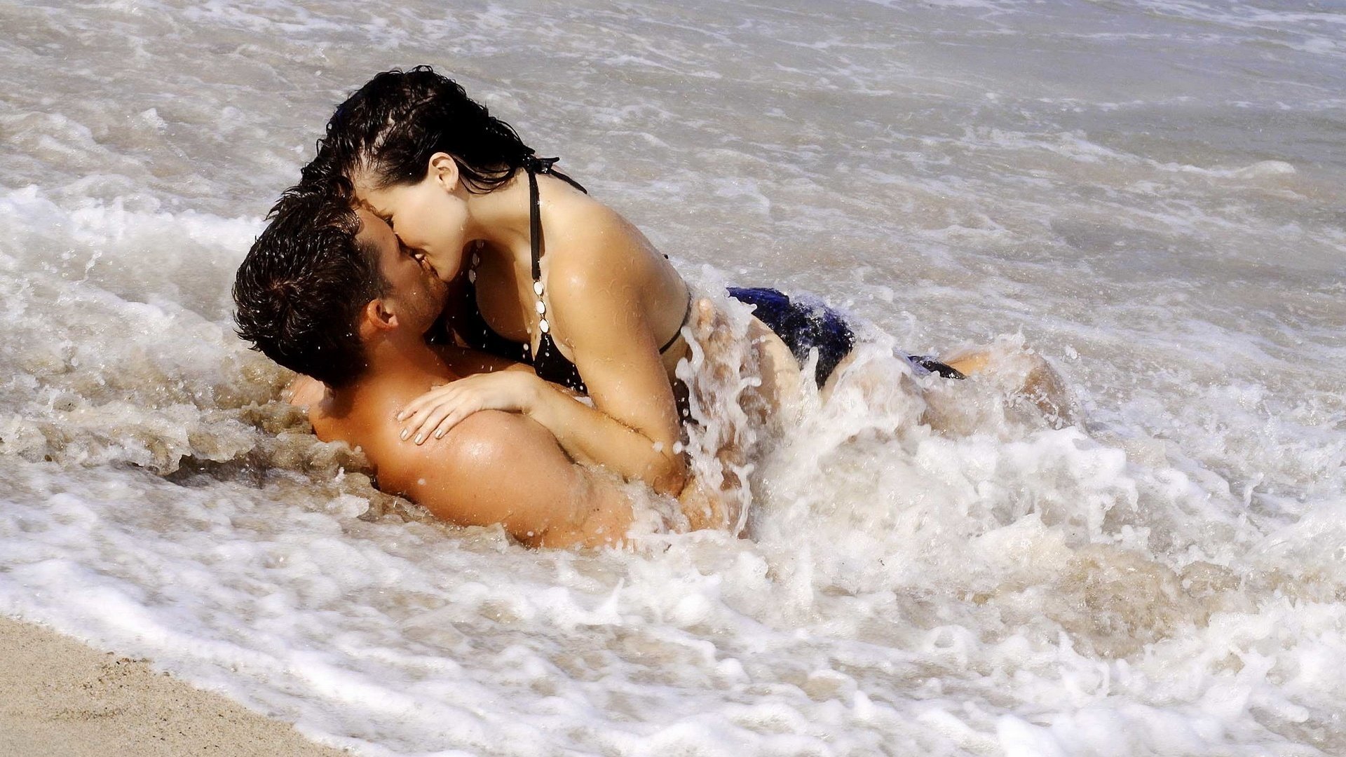 the sound of water sea spray and time doesn t matter two romance tenderness feelings lovers pair passion love date meeting men women ki