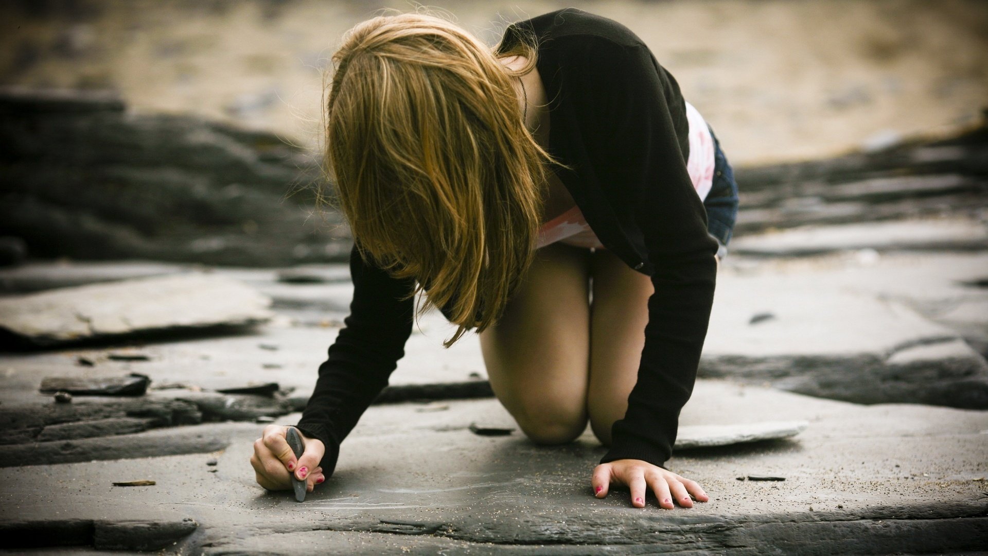 impegnato a disegnare gesso ragazza ragazze terra gesso disegno sentimenti amore capelli tenerezza gambe foto donne