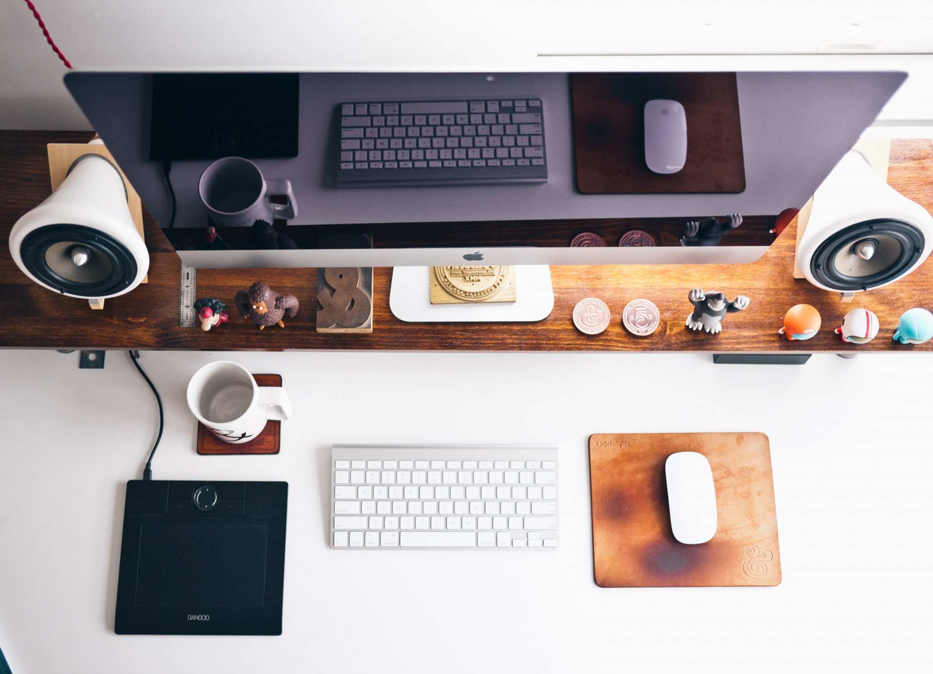 table furnishings place monitor apple speaker column keyboard mouse top view style