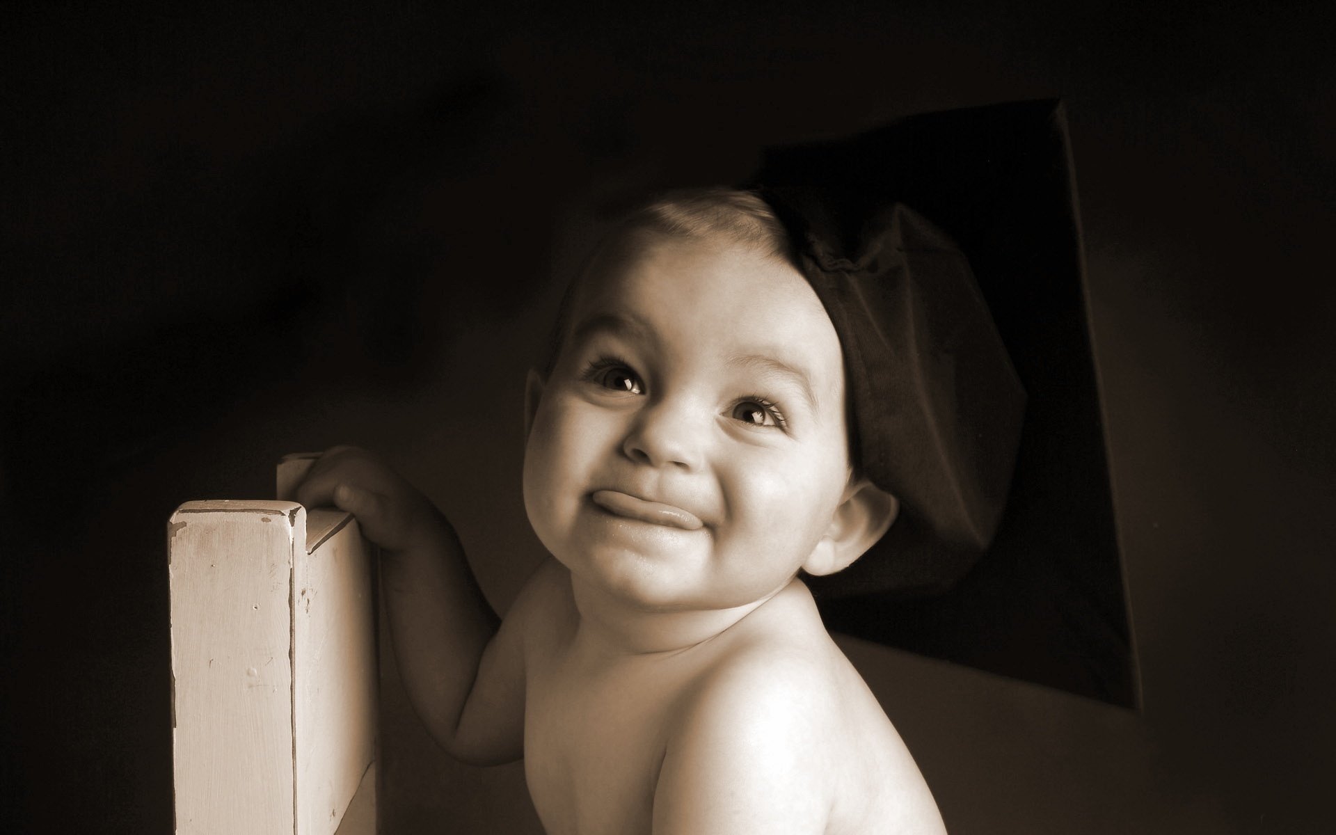 pequeño skoda boina negra lengua retrato mirada ojos sonrisa cara bebé bebé miga tocado habitación penumbra