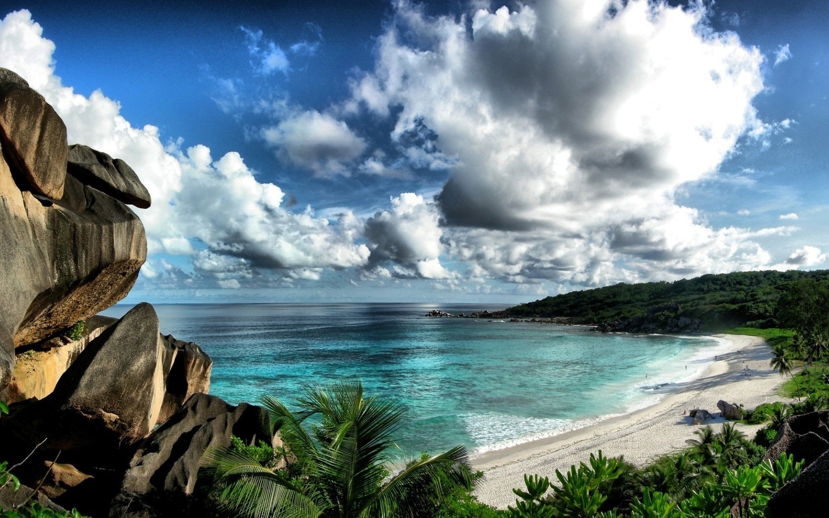 gewitterwolken steinblöcke bucht strand wasser himmel küste meer bucht brandung küste horizont steine grün vegetation wald