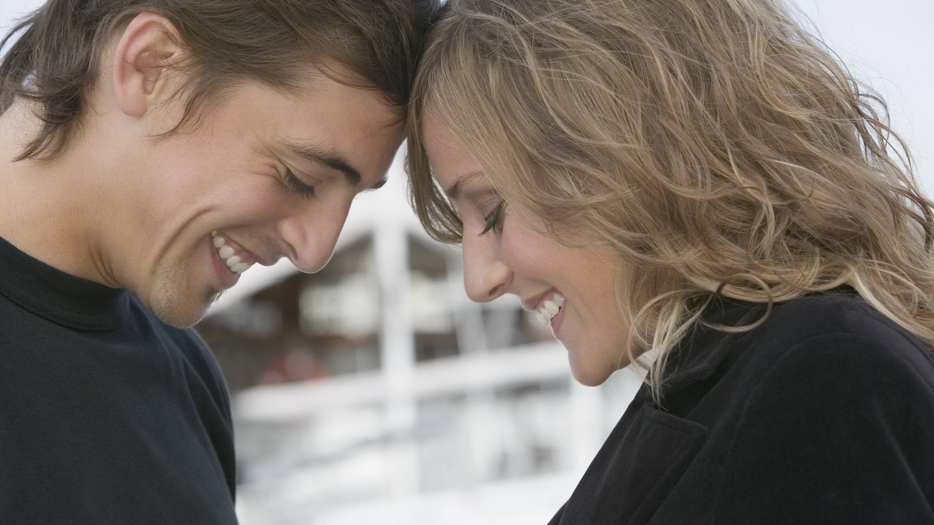 ahora juntos cerca sonrisas romance ternura sentimientos amantes pareja pasión amor cita reunión hombres mujeres