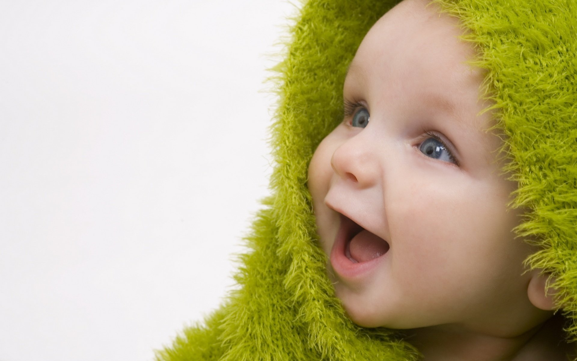 copriletto verde adorabile bambino sorriso ritratto sguardo occhi viso gioia