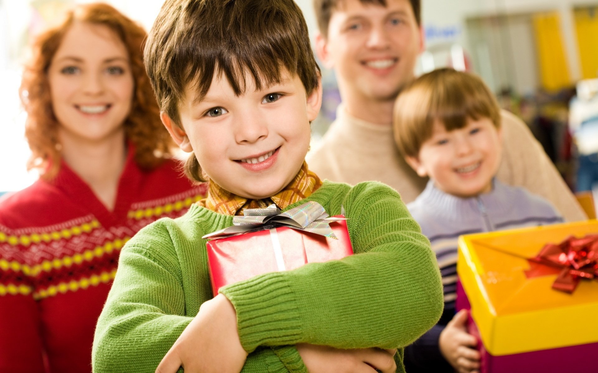 sourire de bébé cadeaux arcs sourire famille garçon enfants enfant joie humeur émotion maman papa cadeau