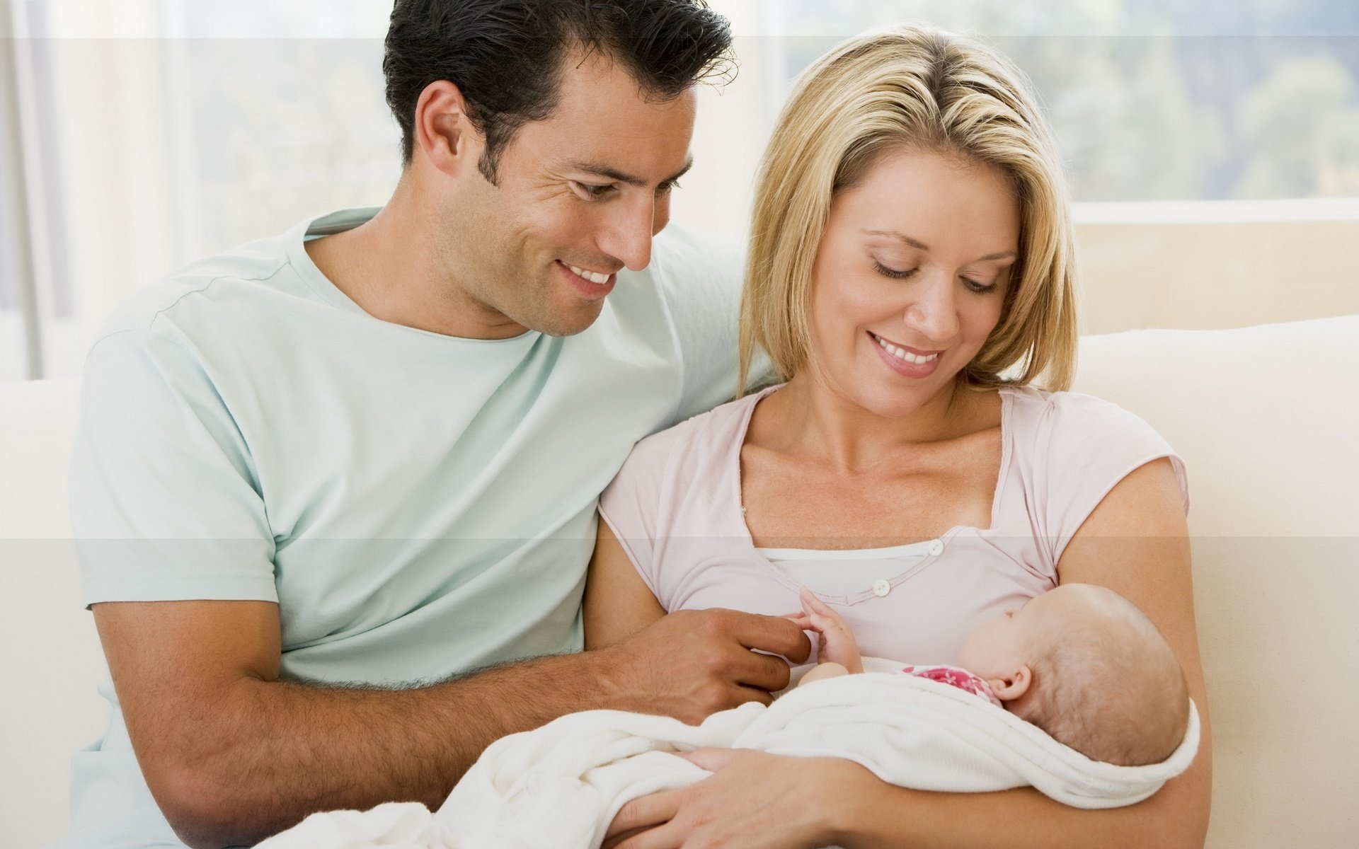 piccolo bambino pannolino famiglia sorrisi felicità neonato gioia bambino bambino briciola mamma papà