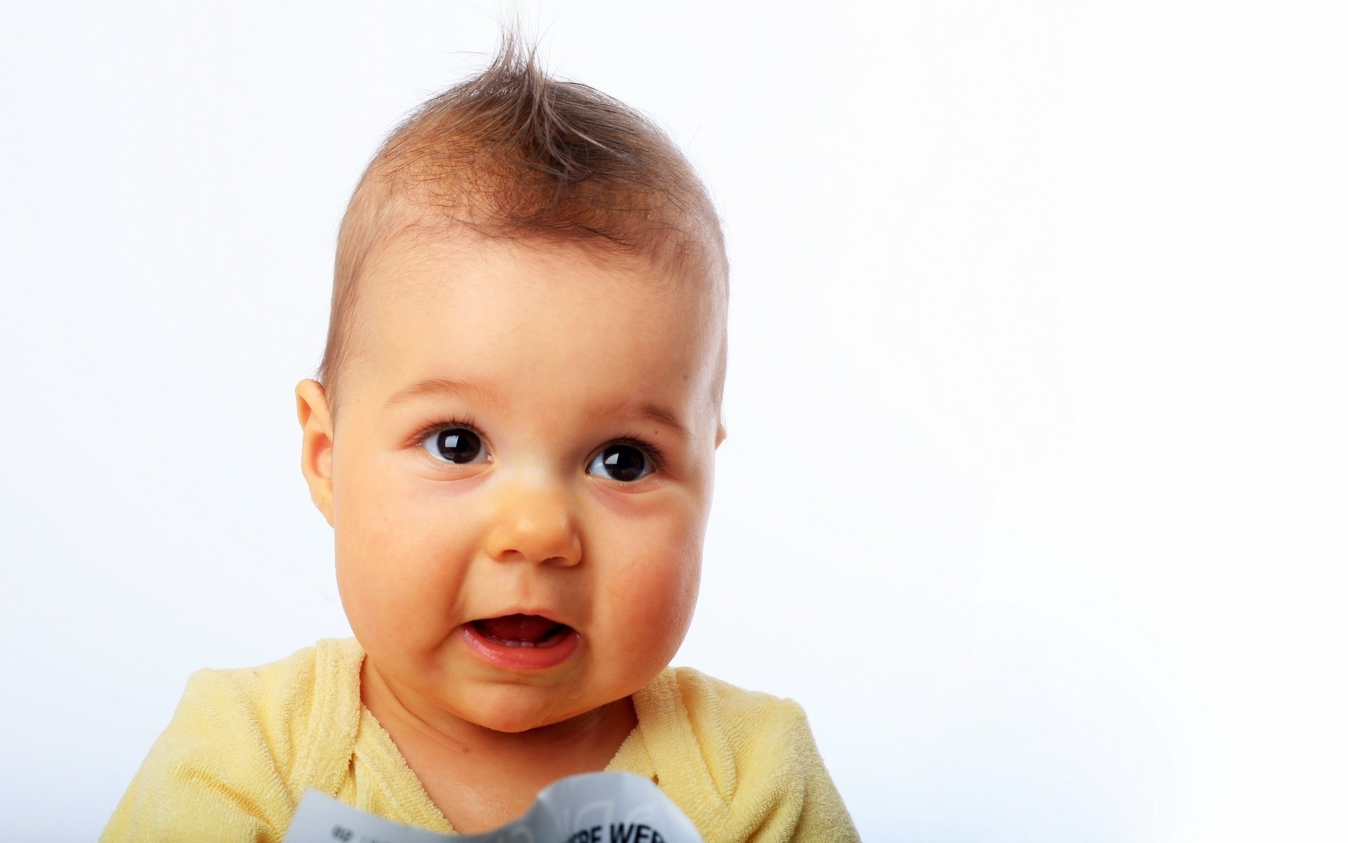 charmante kleine dunkle augen coole frisur porträt blick augen gesicht