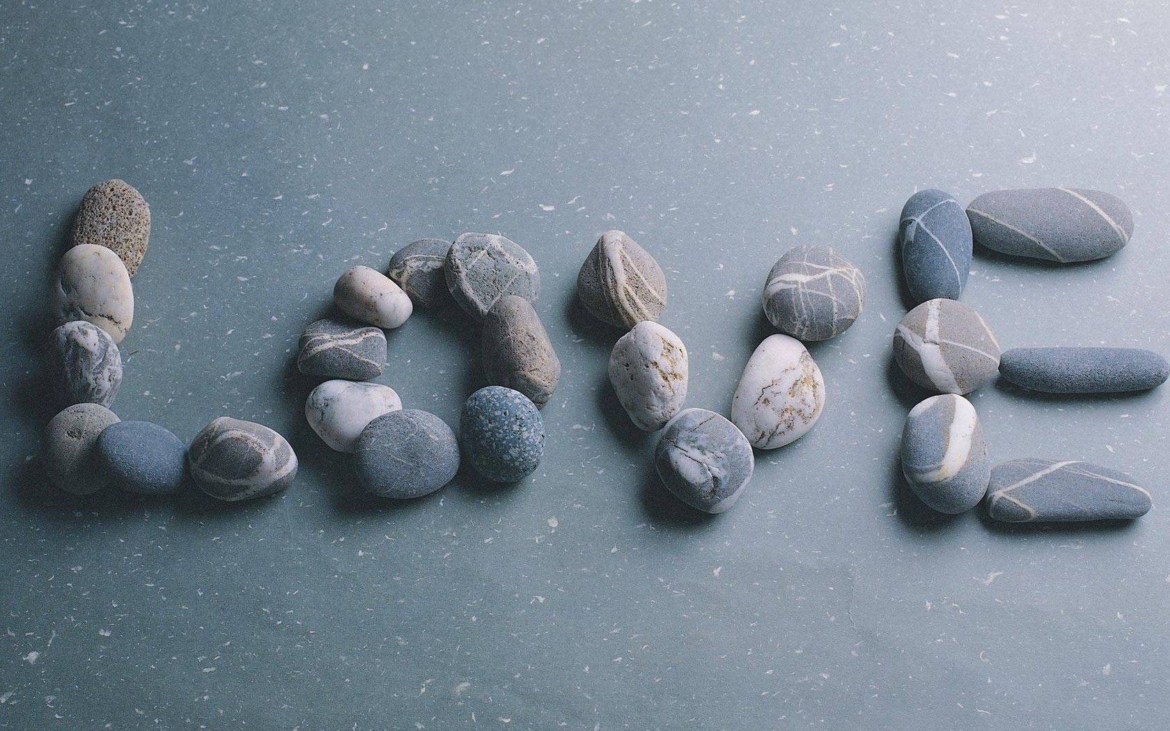 palabra sobre el amor piedras de mar guijarros pequeños puntos inscripción amor reconocimiento romance ternura sentimientos