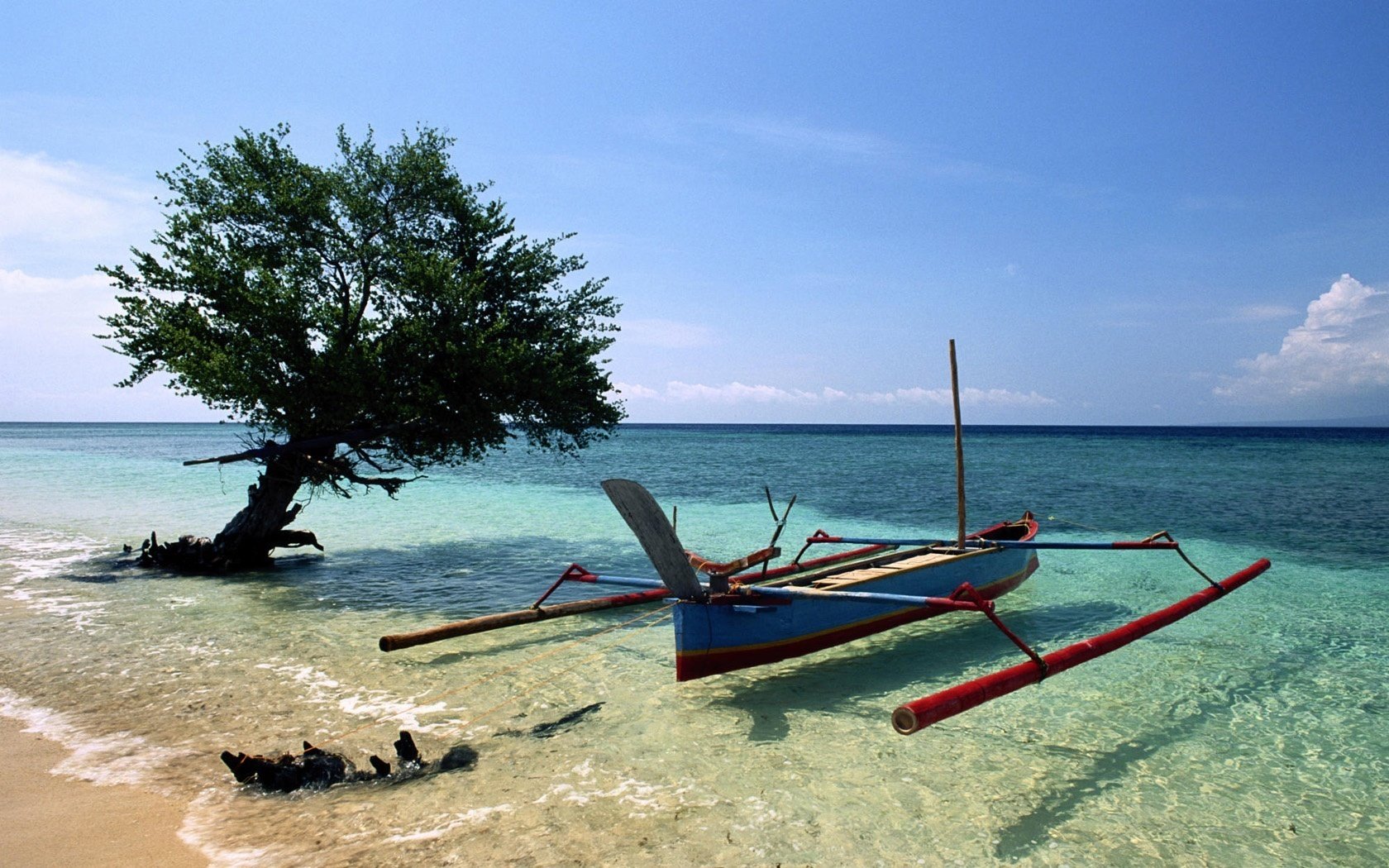 fischerboot flaches wasser welle wasser himmel meer horizont natur landschaft baum brandung wolken sommer hitze