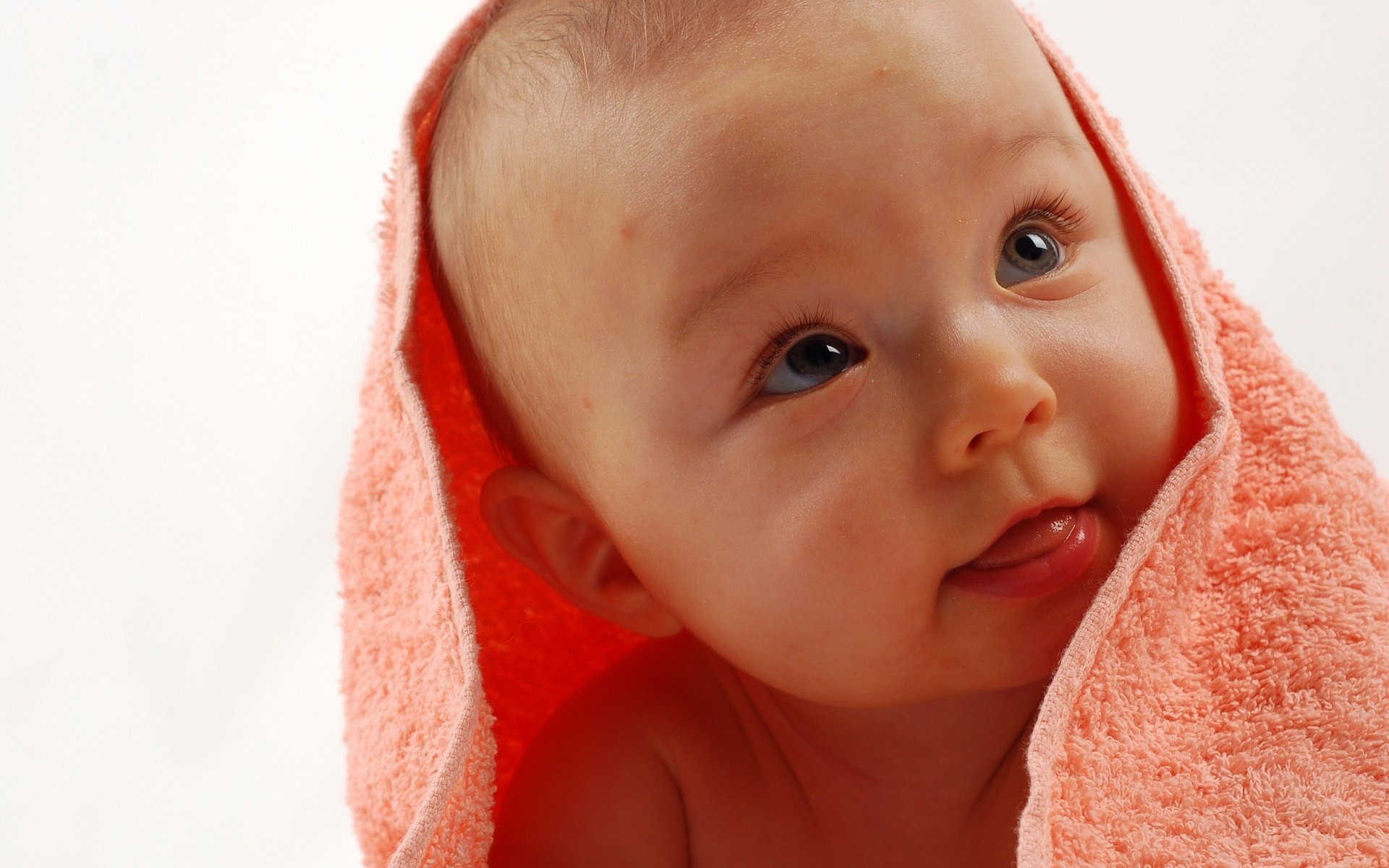 knopa ręcznik frotte zielone oczy portret spojrzenie uśmiech oczy twarz