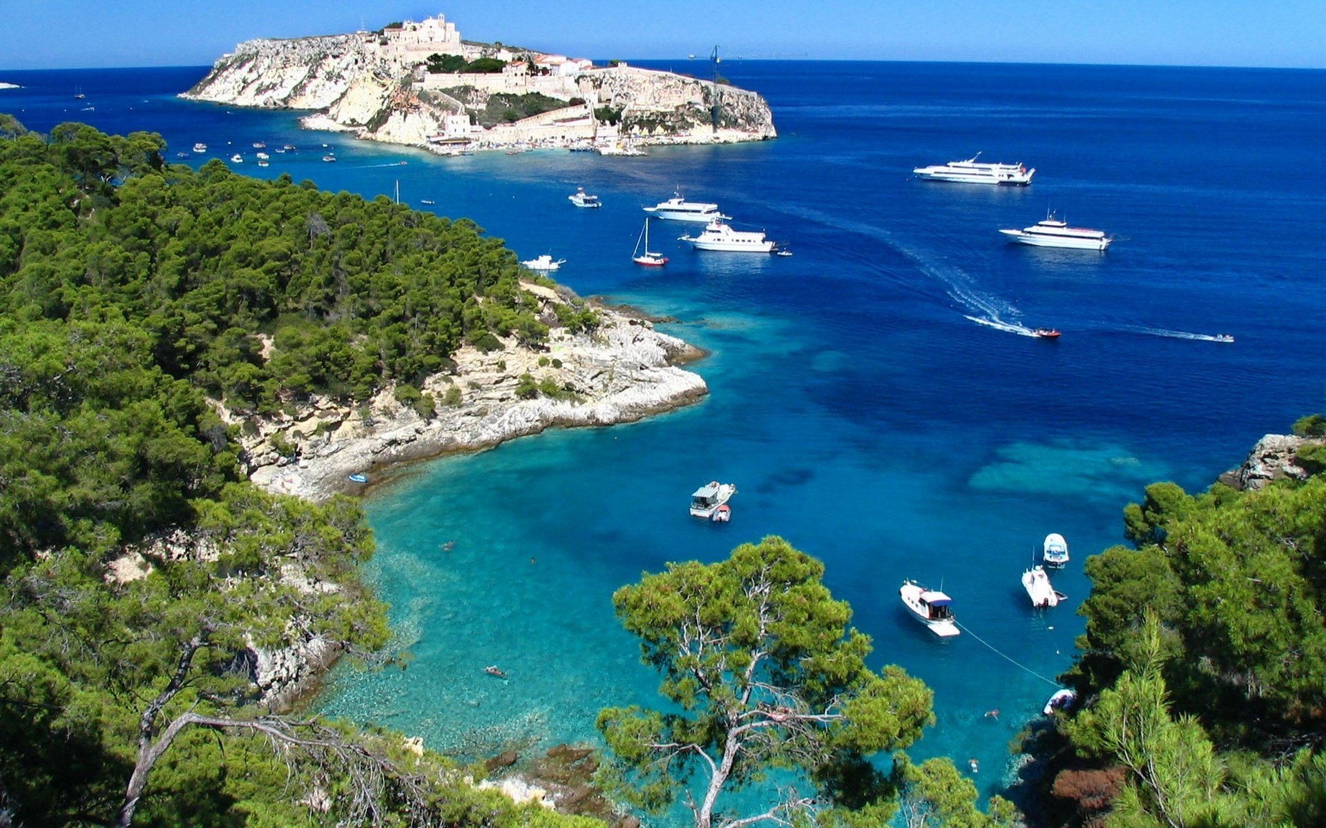 petite baie bateaux yachts montagnes montagnes forêts eau mer océan île îles