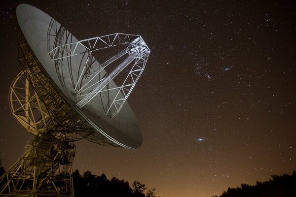 Antena sullo sfondo del cielo stellato