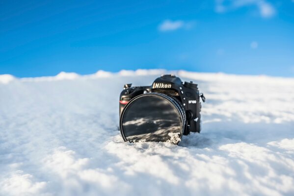 Macchina fotografica Nikon nella neve vista con vista