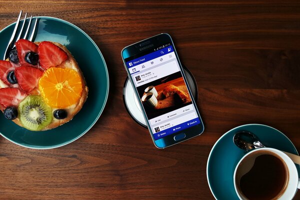 Frühstück mit Kaffee und Samsung Galaxy s6