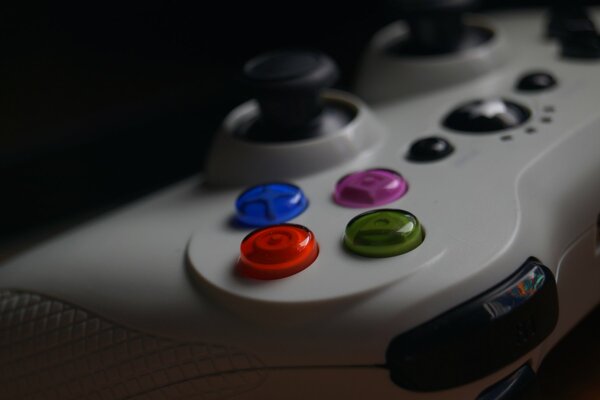 Gamepad blanc closeup sur fond sombre