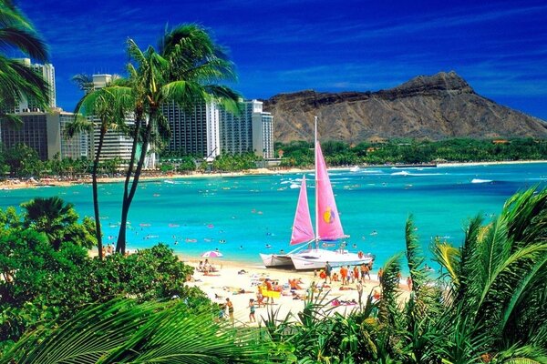 Ein überfüllter Strand in einem beliebten Resort