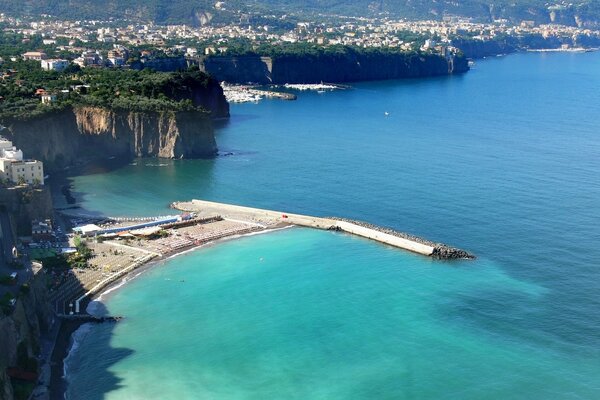 Quai au bord de la mer de la ville sur les rochers