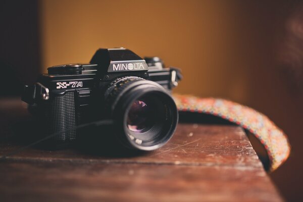 Minolta descansa sobre una mesa de madera