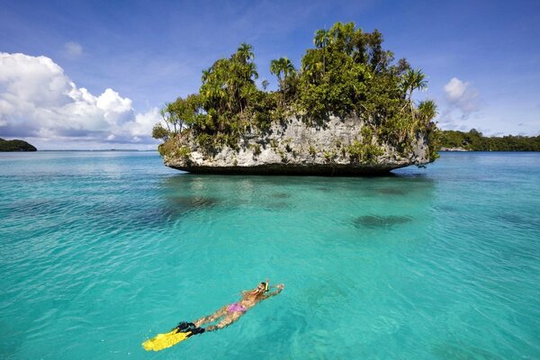 Vacances dans la station touristique-plongeur dans l eau de mer avec un paysage sur la nature, le ciel, les profondeurs transparentes