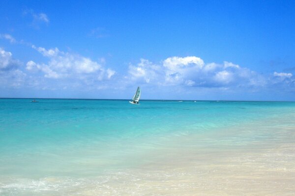 Voilier solitaire dans la mer bleue