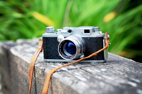 Retro macchina fotografica su una barra di legno