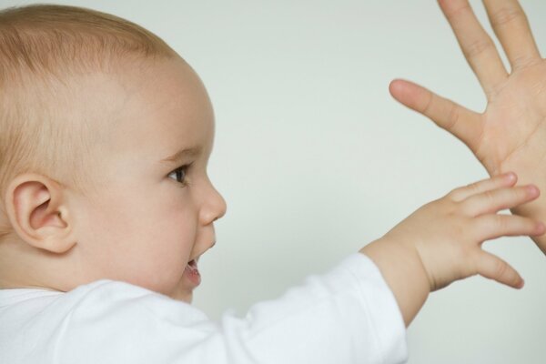 Un niño apasionado por el juego de ladushki