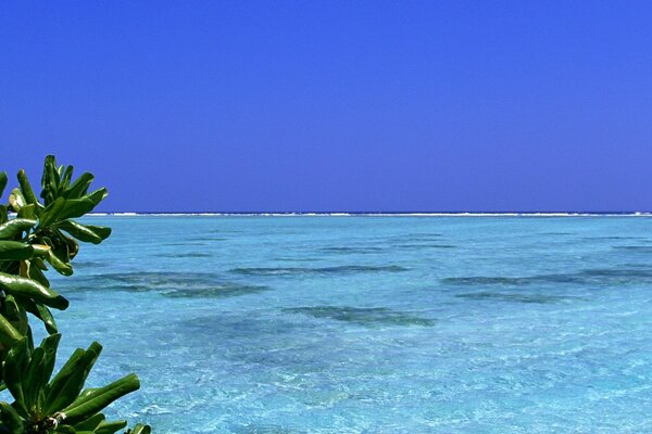 Atemberaubende Landschaft, blauer Himmel, blaues Meer