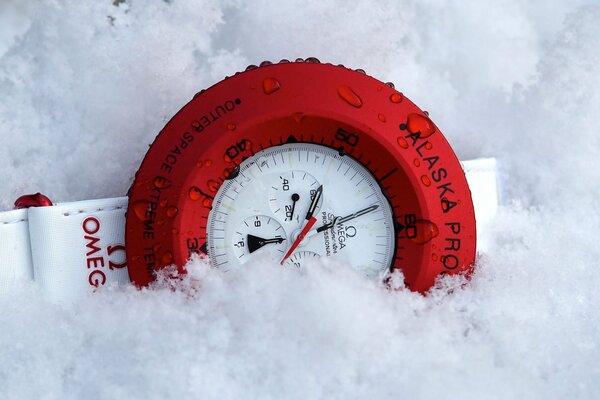 Horloge rouge sur la neige blanche, une excellente combinaison de couleurs