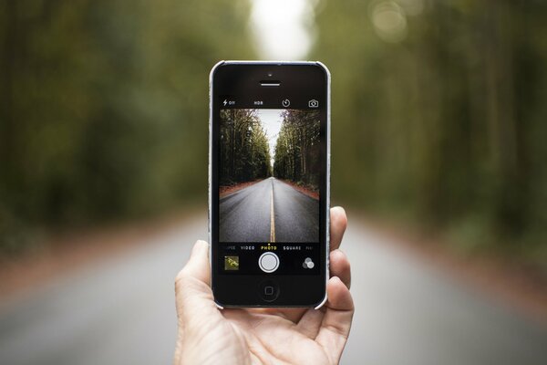 Una mirada a la carretera a través de la pantalla del iPhone