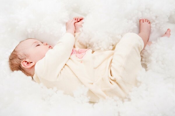 Süßer Babyschlaf in den Wolken aus der Decke