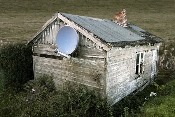 Ein verlassenes Haus, in dem der schreckliche Geist des verstorbenen Hazaika entdeckt wurde