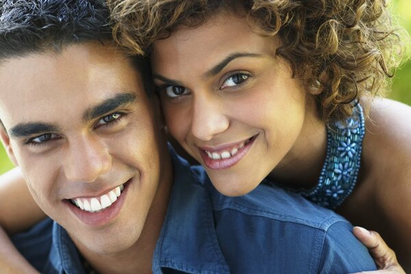 Pareja sonriente en la naturaleza