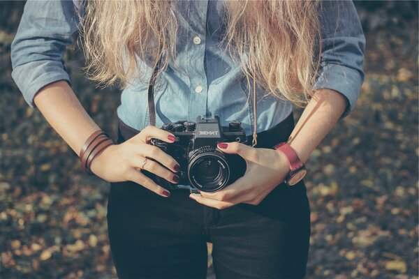 Ragazza Con Fotocamera Zenit retrò in mano