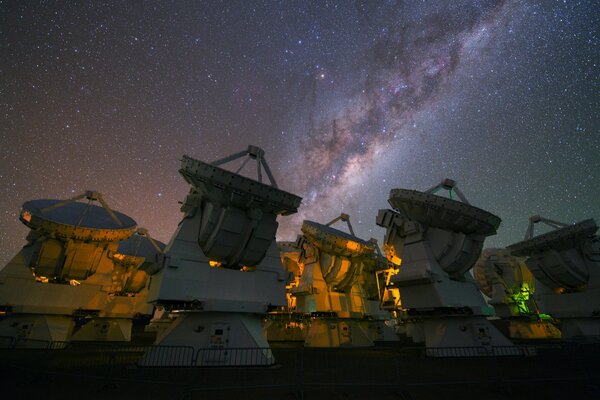 Antenas en el fondo de un hermoso cielo estrellado