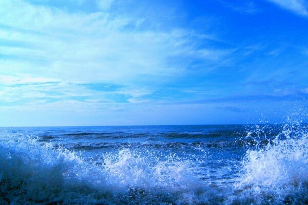 Salpicaduras de agua durante el surf contra el cielo azul