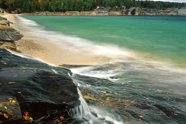 Maravillosa costa, piedras, pequeña cascada