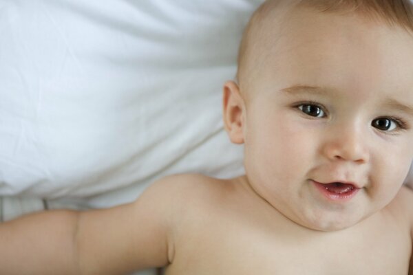 Gentil bébé souriant joyeusement