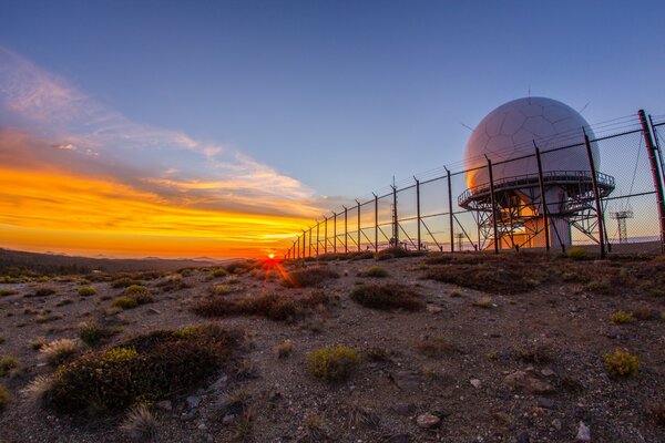 Schöne Landschaft bei Sonnenuntergang mit Radar