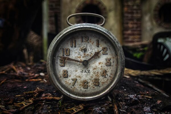 Alte Taschenuhr mit Rost