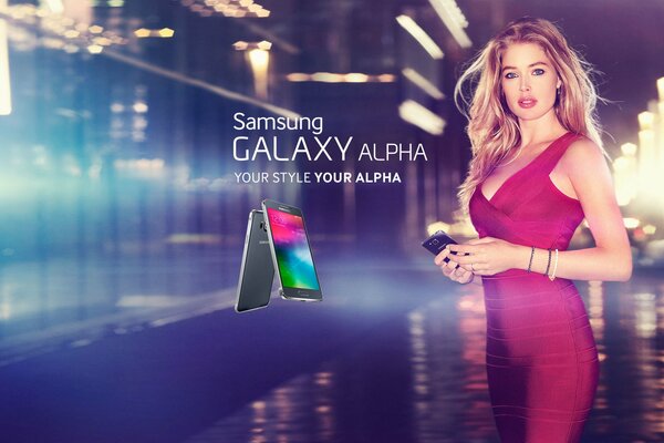 La ragazza annuncia lo smartphone Samsung