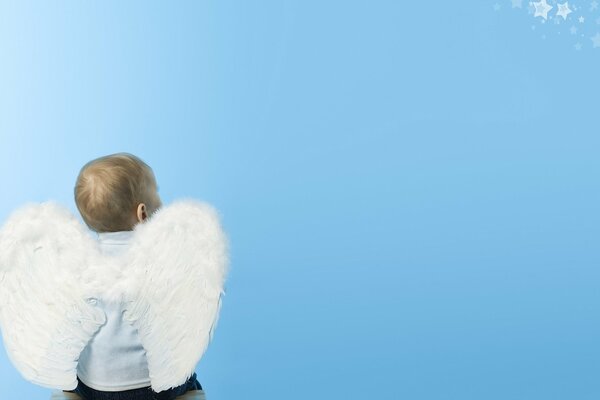 Niño con alas de ángel a la espalda