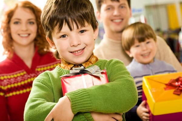 Famiglia sorridente felice con regali