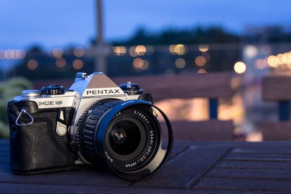 Pentax me super Kamera mit städtischem hintergrund