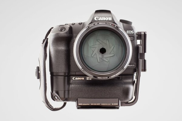 Appareil photo canon 5D mark ii sur fond blanc